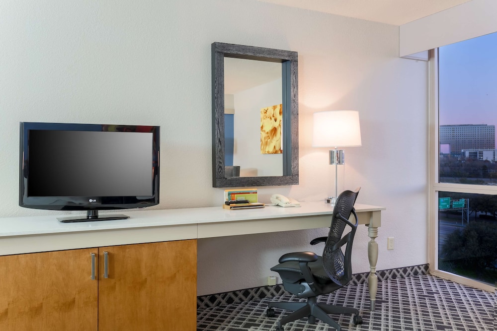 Hilton Garden Inn Dallas/Market Center 50/53