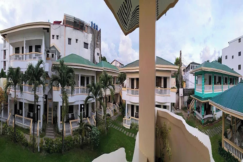 BANS BEACH RESORT 34/40