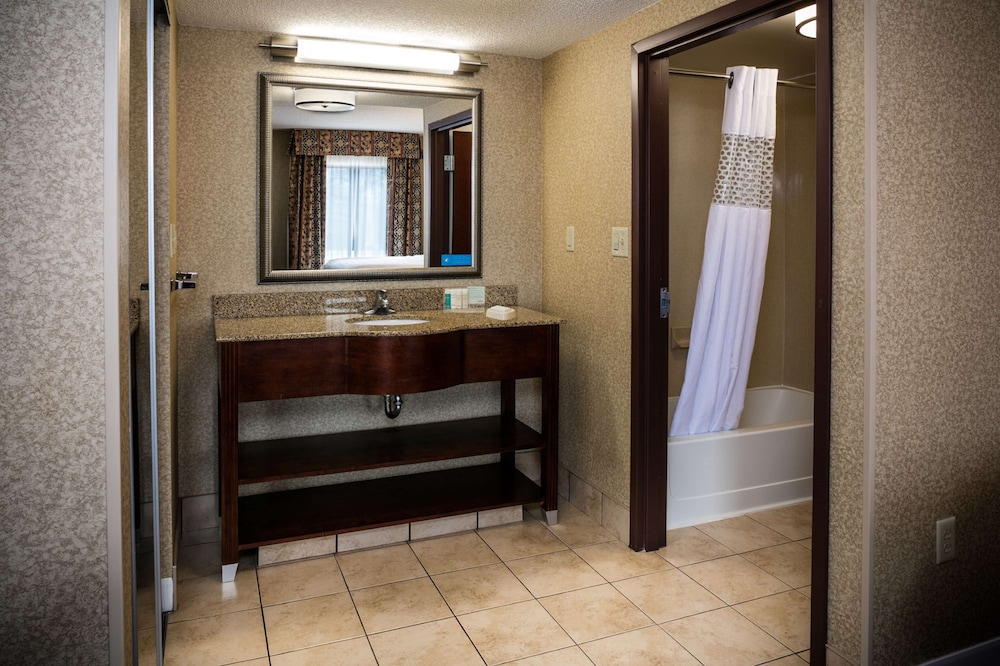 Hampton Inn & Suites Toledo-Perrysburg 6/50