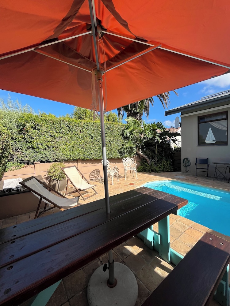 Dolphin Circle Bed and Breakfast 19/50