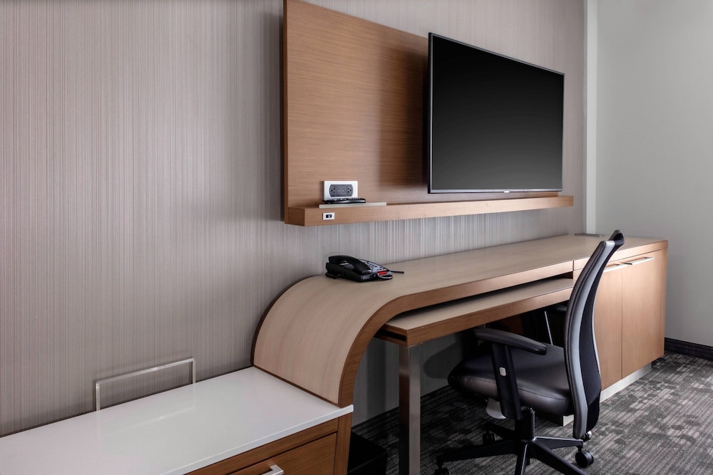 Courtyard by Marriott East Lansing Okemos 40/41