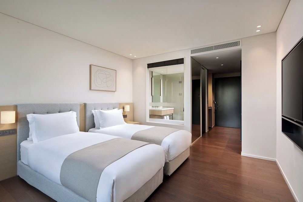 DELUXE, TWIN BEDS, CITY VIEW