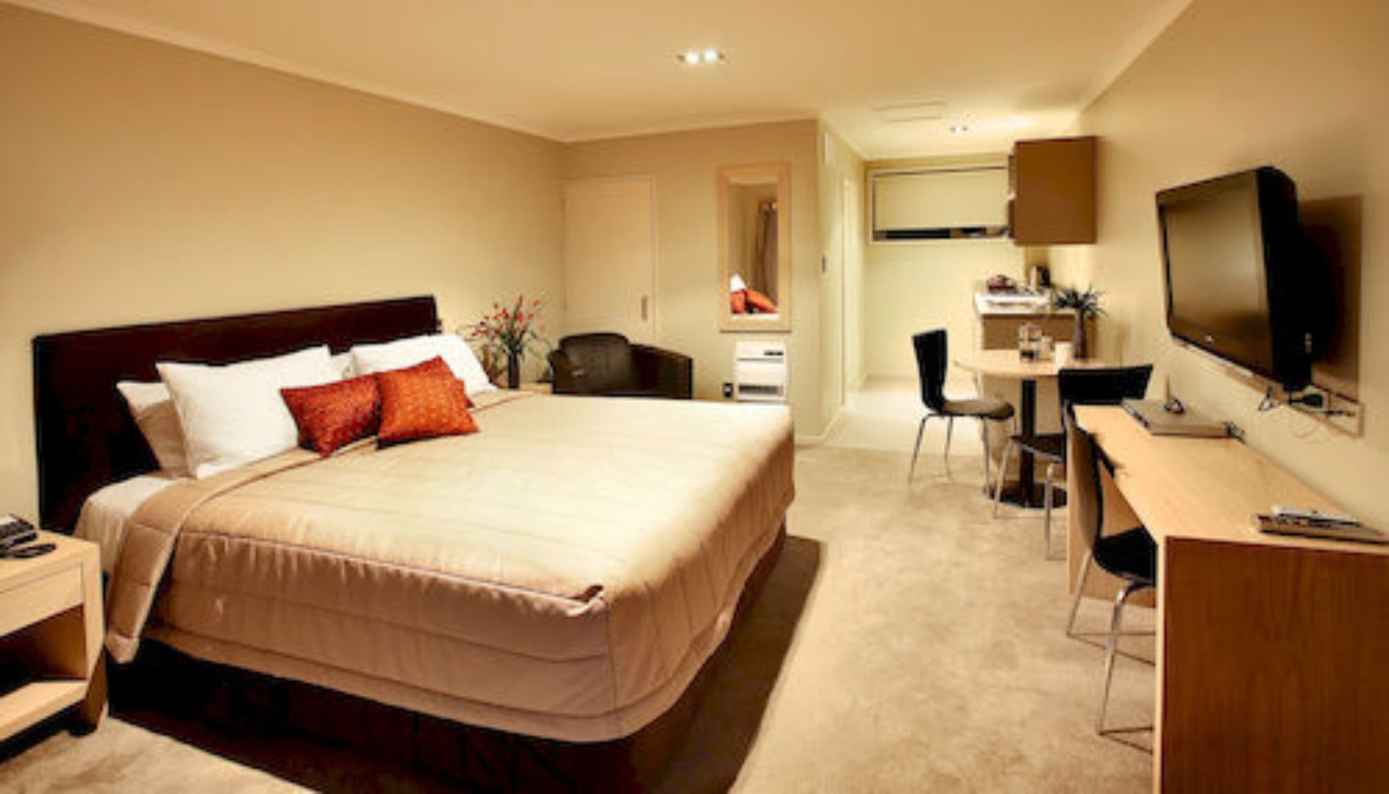 STUDIO, KING BED