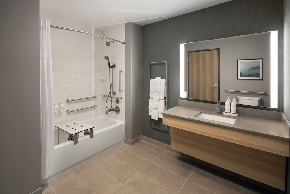 غرفة بسرير كينج لذوي الإعاقة، La Quinta Inn and Suites by Wyndham Leavenworth 7/8