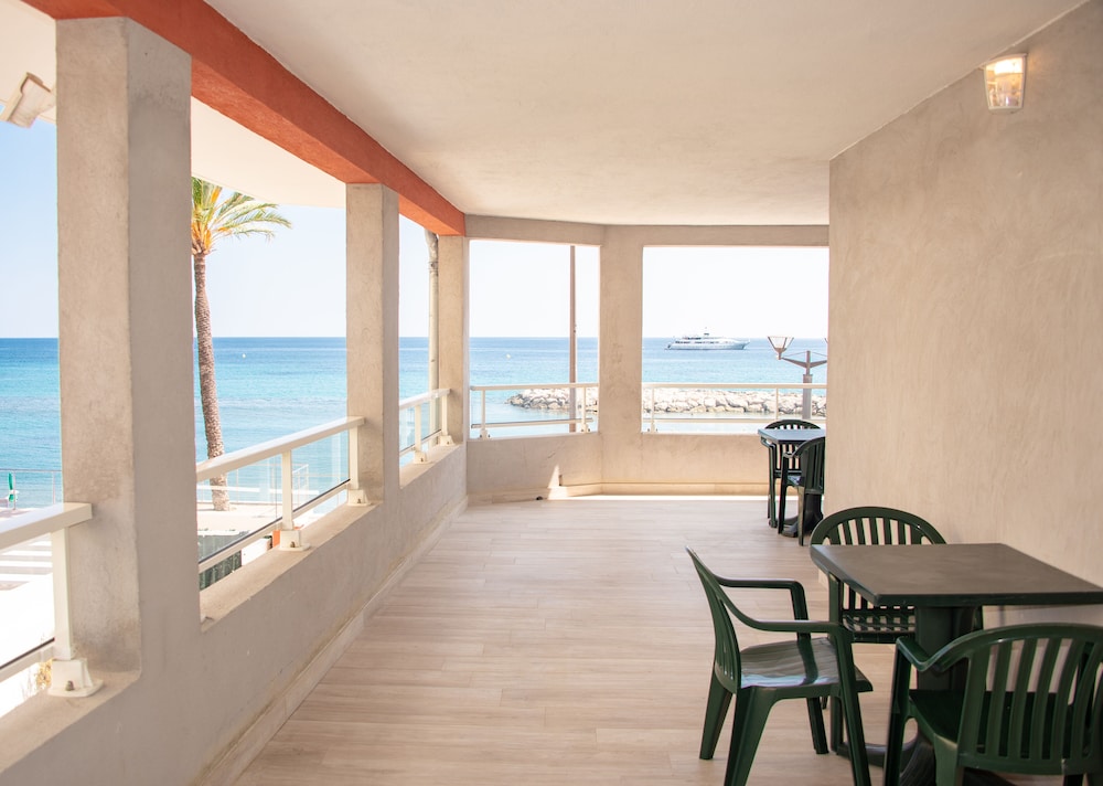Hôtel Reine D'Azur 35/50