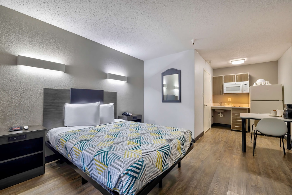 DELUXE, QUEEN BED, KITCHENETTE