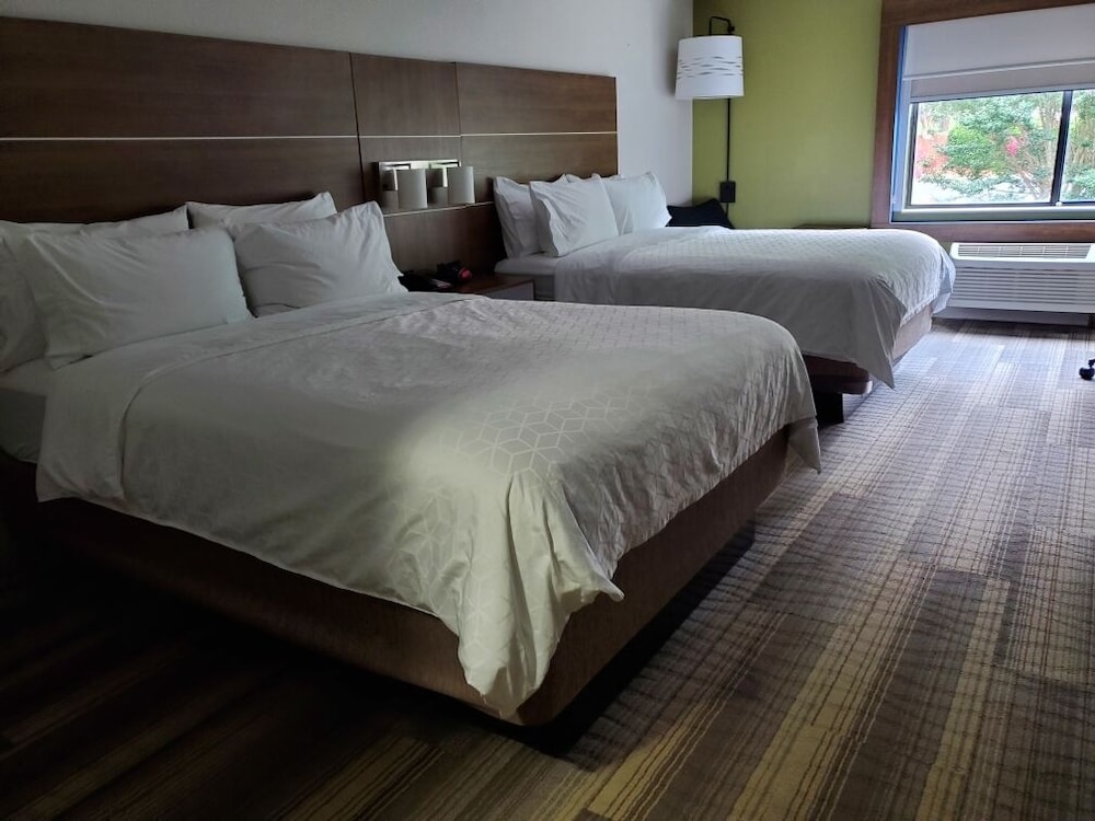 Holiday Inn Express Suites Raleigh Ne Medical Ctr Area 33/74