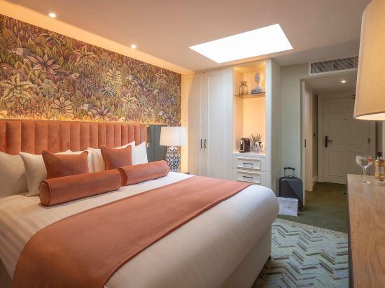 Deluxe, Studio, Suite