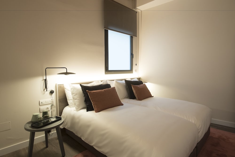 CASAGRAND LUXURY SUITES 11/76