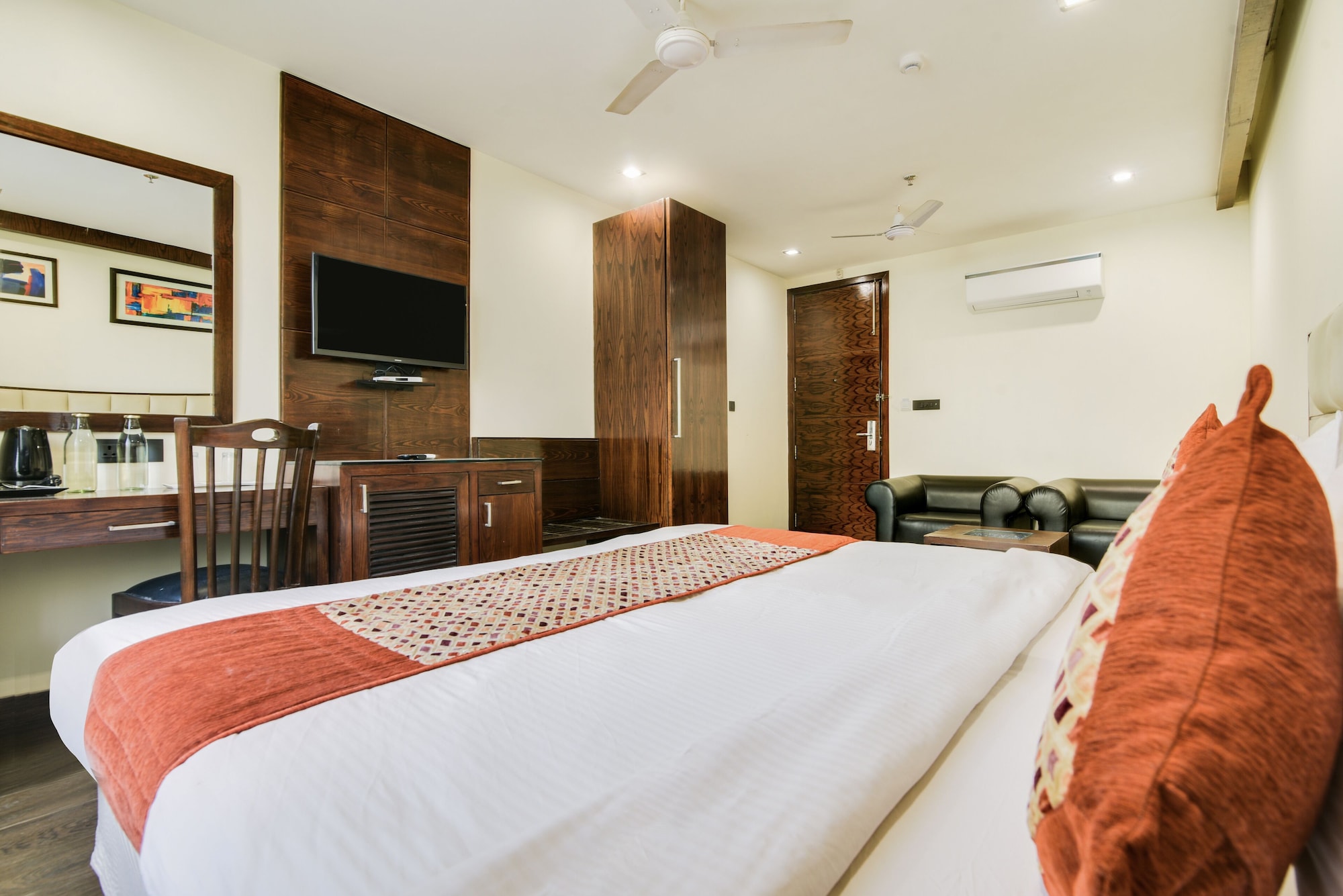 غرفة تنفيذية بسرير كينج، Hotel Blue Stone - Nehru Place 8/10