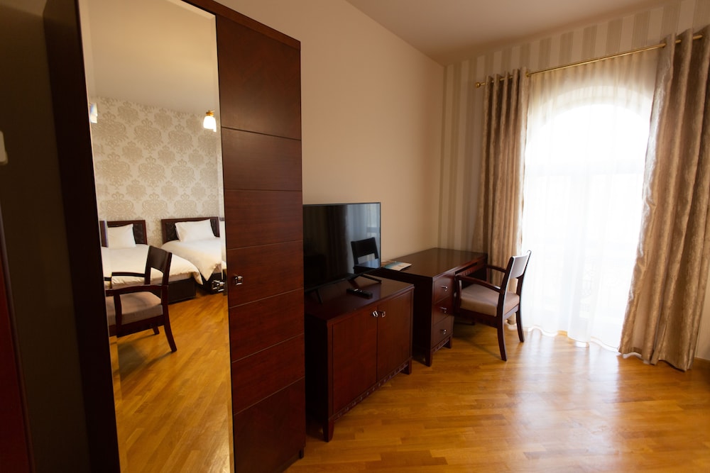 Latar Hotel Complex 24/67