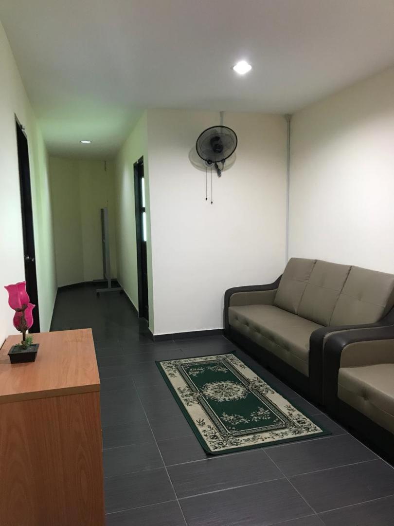 Oyo 89902 Semerah Suites Homestay Pontian 3/18