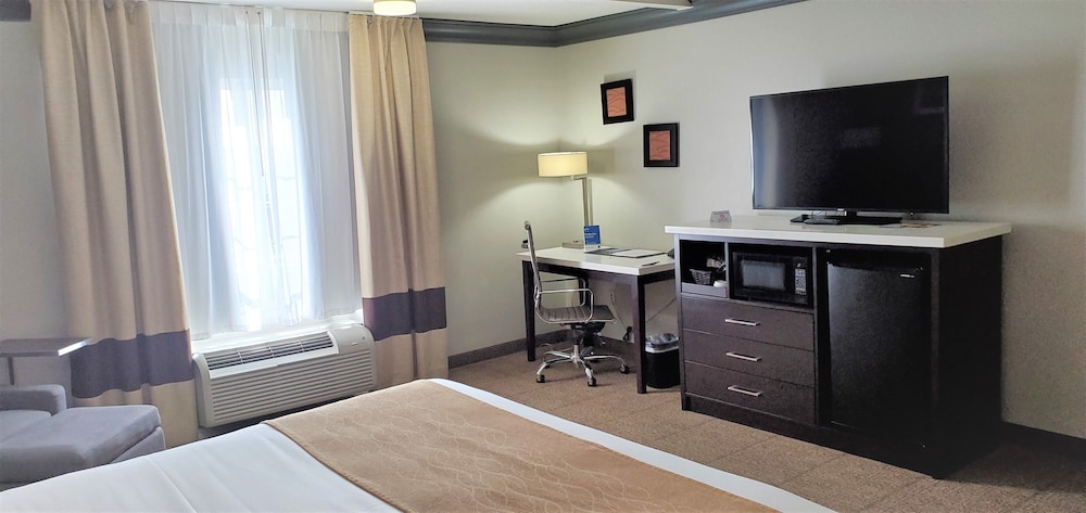Comfort Inn & Suites Near Universal - N. Hollywood - Burbank 65/68