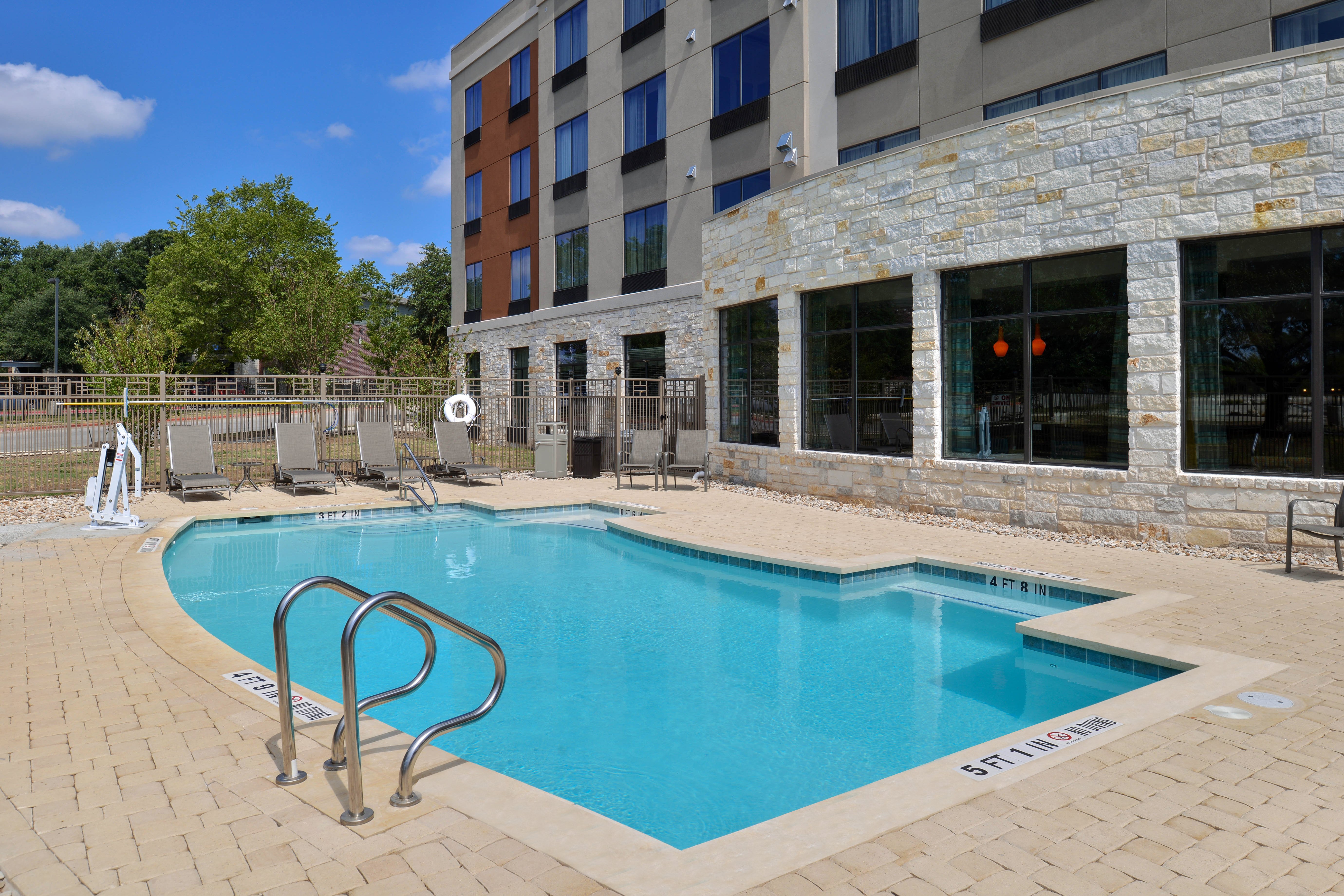 Holiday Inn Express And Suites Austin South 3/67