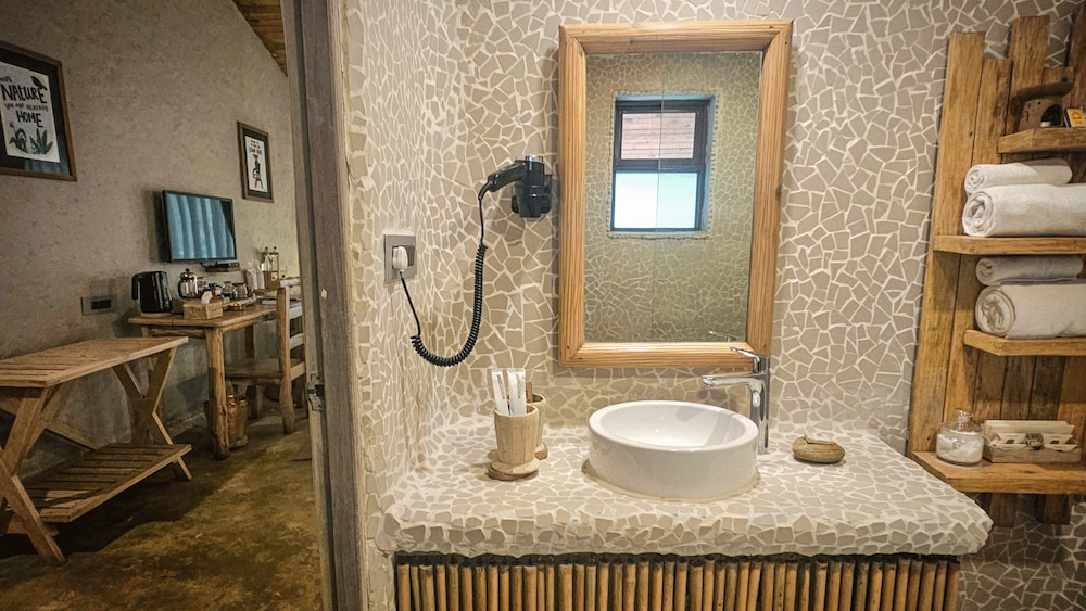 BARAHI JUNGLE LODGE 50/50