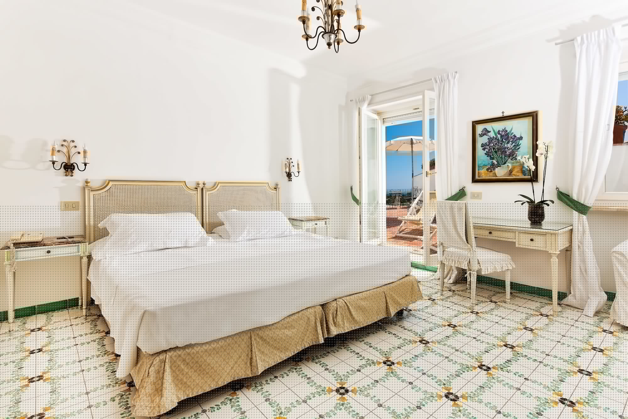 DELUXE, DOUBLE BED