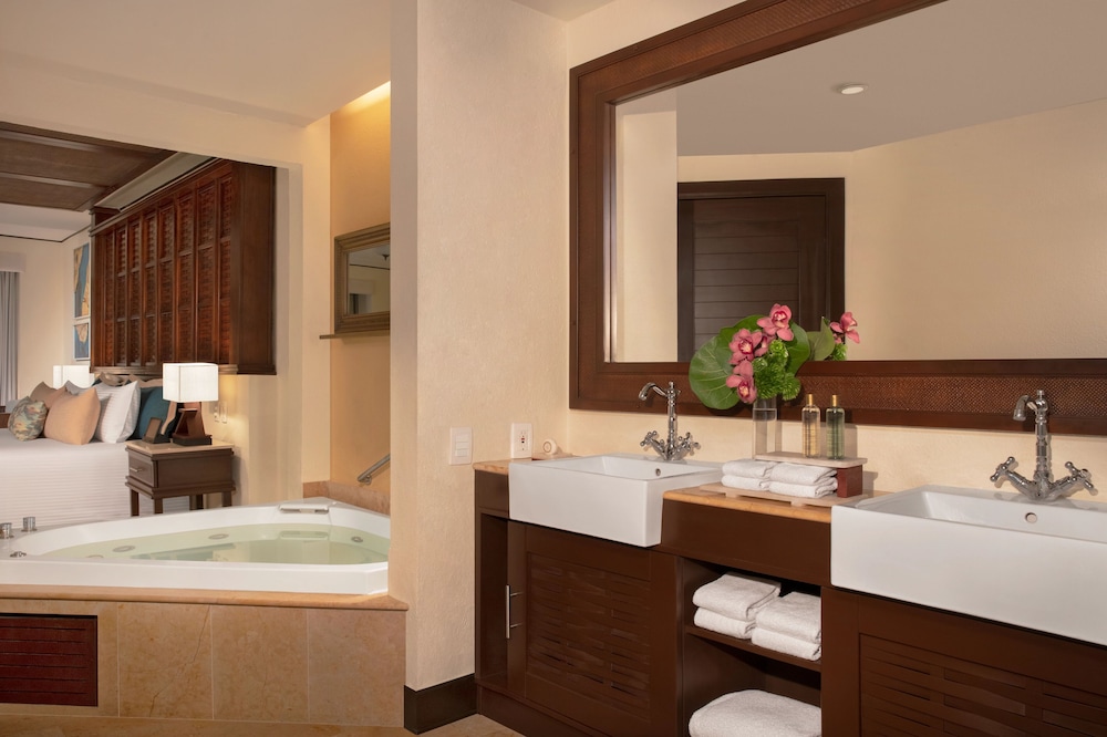 Honeymoon, Preferred Club, Suite, King Bed, Ocean Front، Dreams Riviera Cancun 2/2