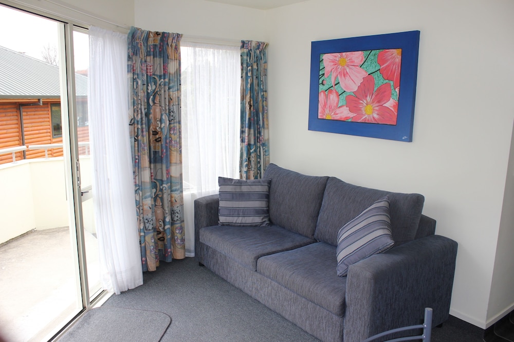 Baycourt Lakefront Motel 32/64