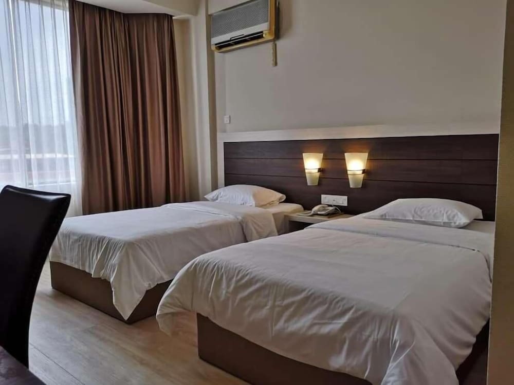 Somerset Hotel 13/34