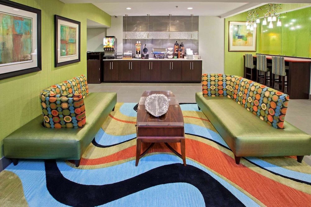 La Quinta Inn & Suites by Wyndham Lebanon 34/37