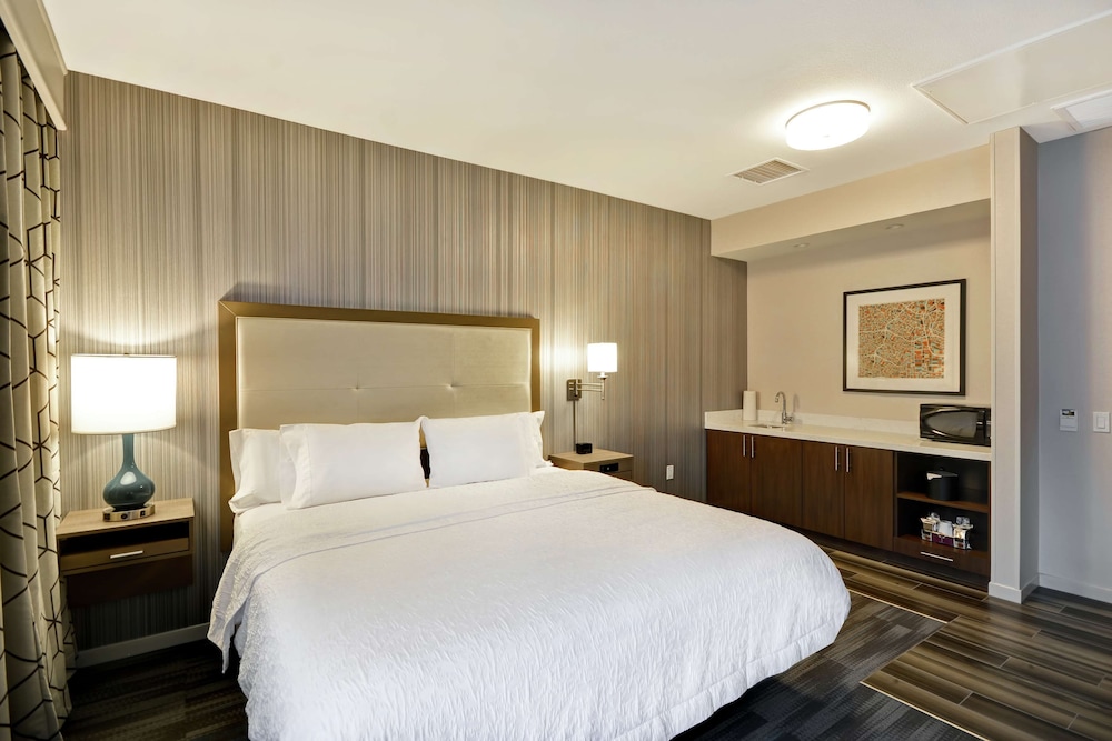 Room at HAMPTON INN AND SUITES LOS ANGELES BURBANK AIRPORT, BURBANK - CA