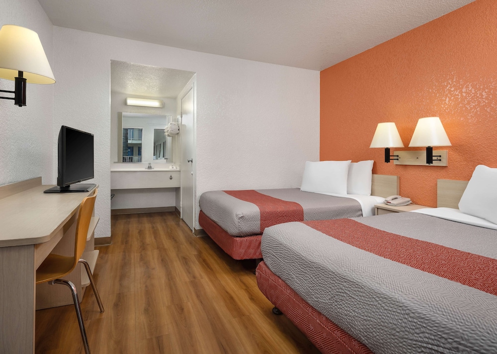 Motel6 Buena Park, CA - Knotts Berry Farm - Disneyland 17/34