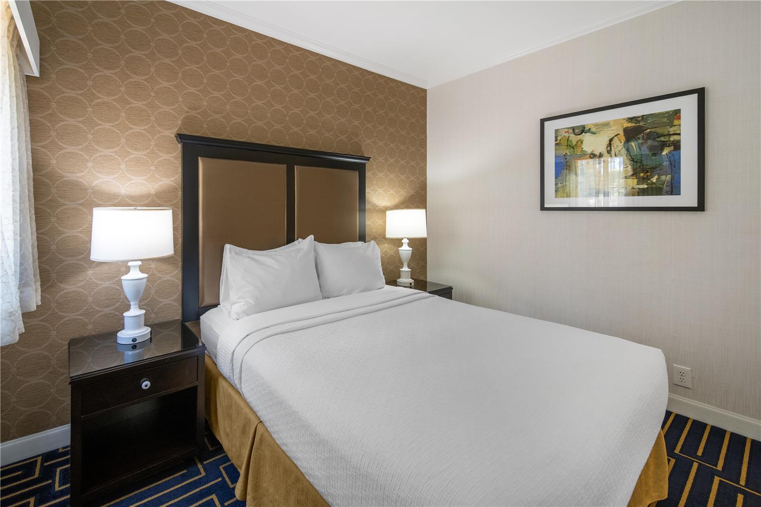 Suite, Queen Bed, Sofa