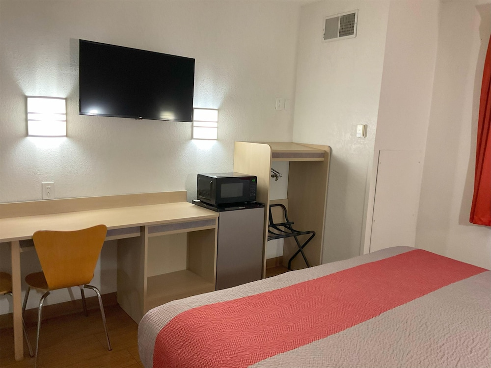 Motel6 Pearl, MS - Jackson Airport 24/30