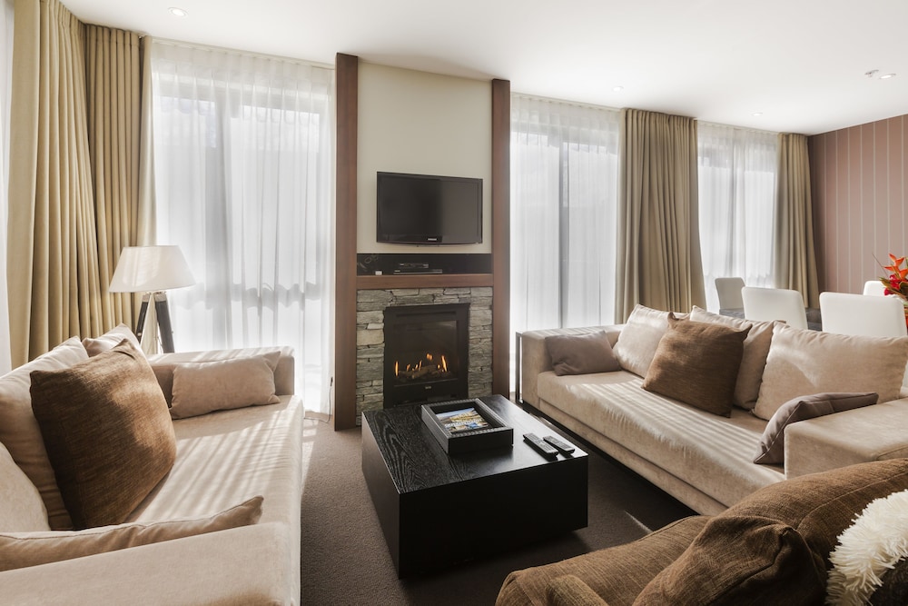 QUEENSTOWN VILLAGE APARTMENTS 33/54