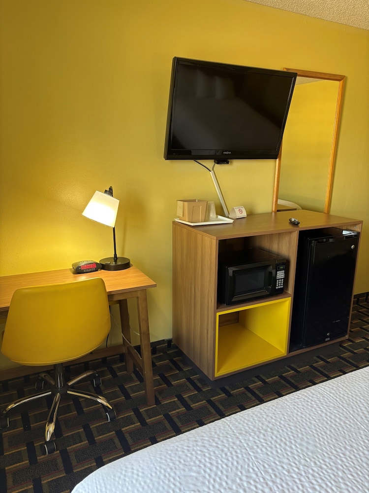 Days Inn by Wyndham Park City Kansas 24/28