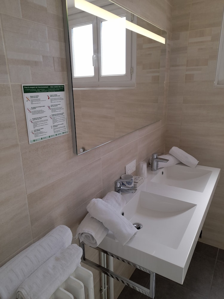 Sorti P Tit Dej Hotel Saintes 46/50