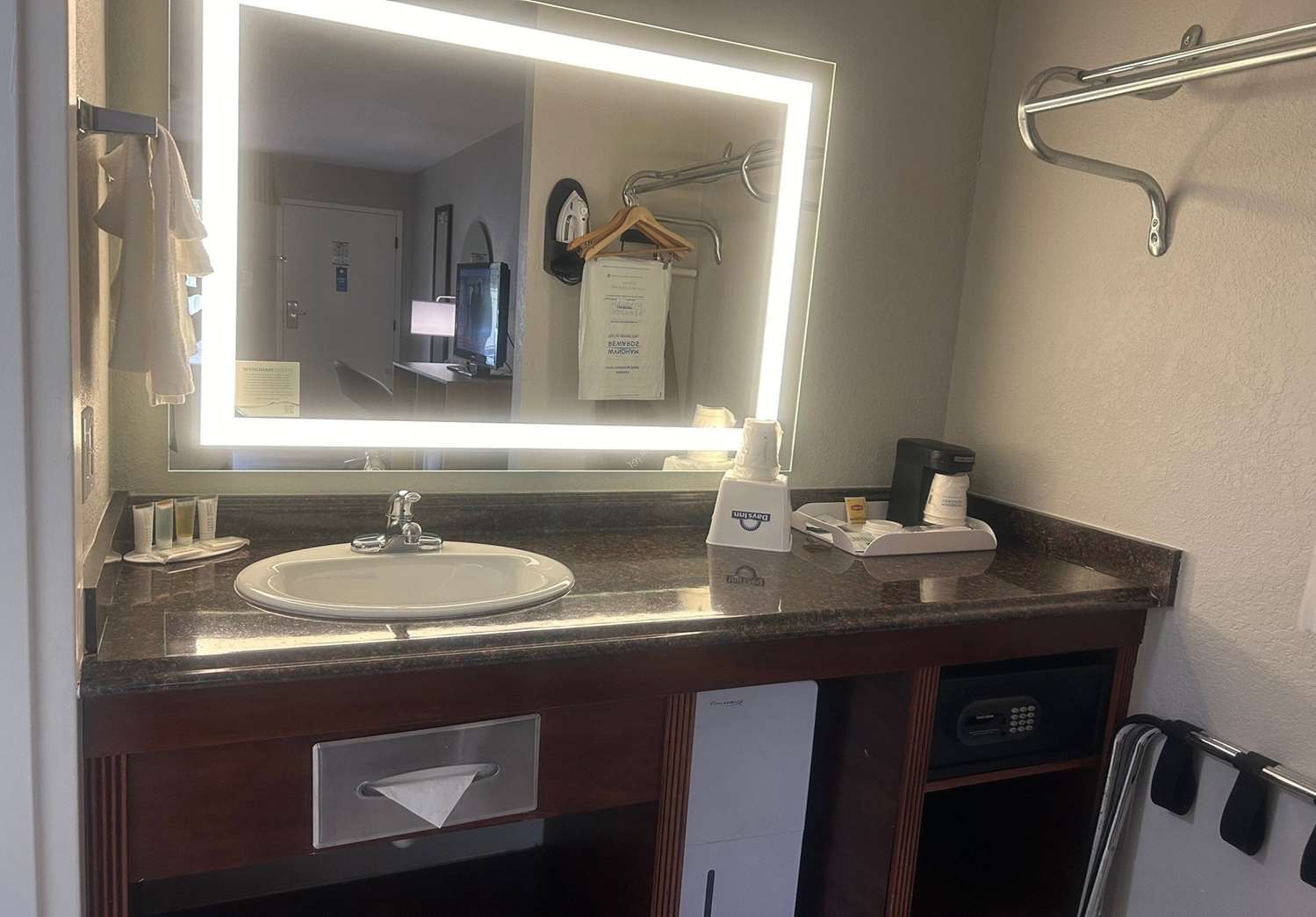 Days Inn by Wyndham Port Charlotte/Punta Gorda 50/50