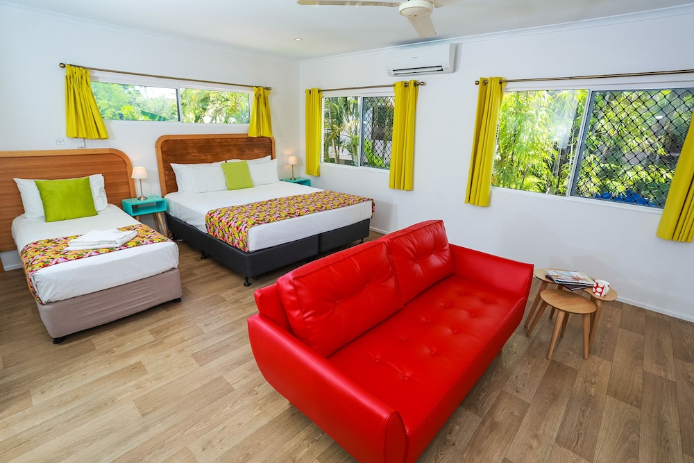 PORT DOUGLAS MOTEL 52/73