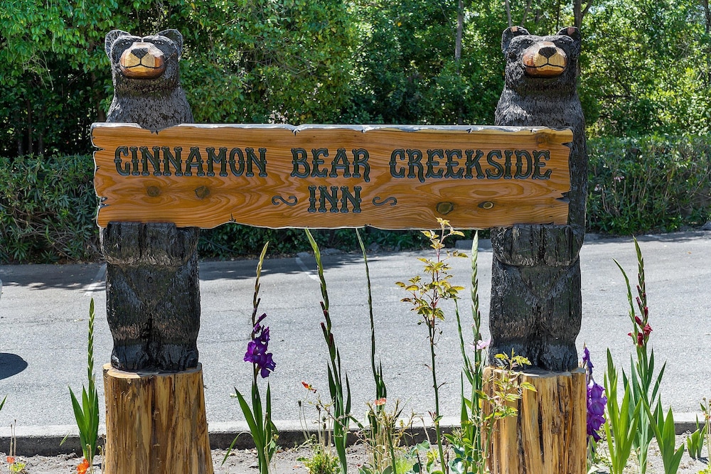 Cinnamon Bear Creekside Inn 8/59