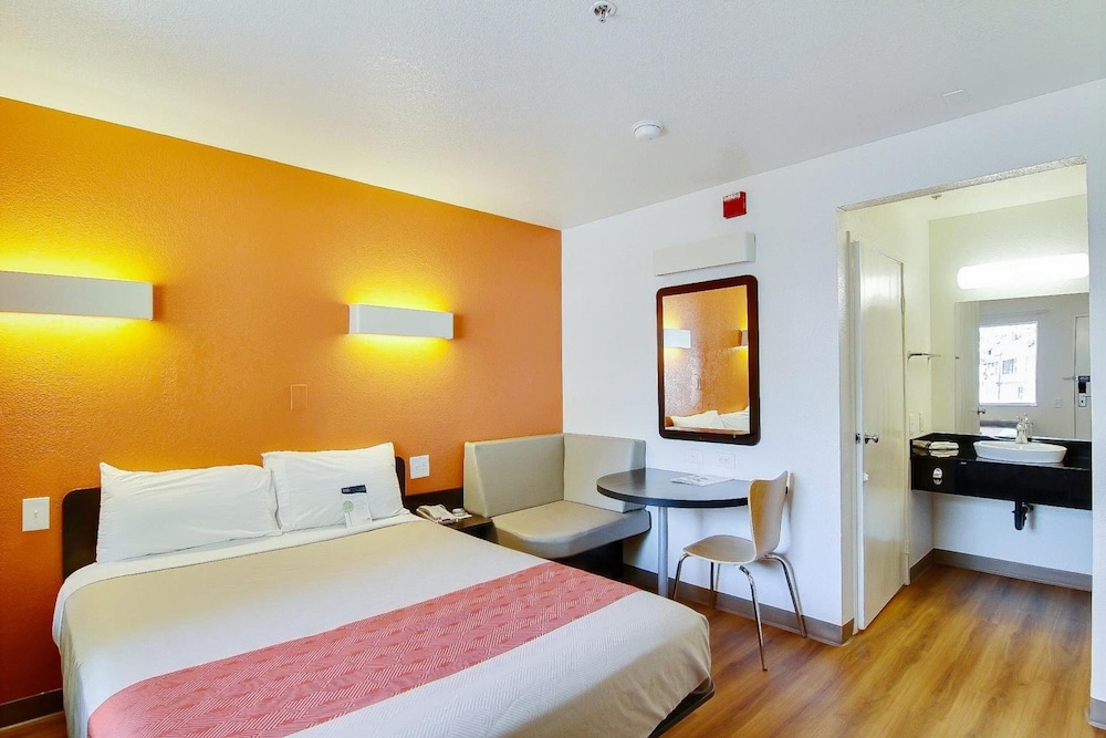 Motel6 Ventura, CA - South 27/61