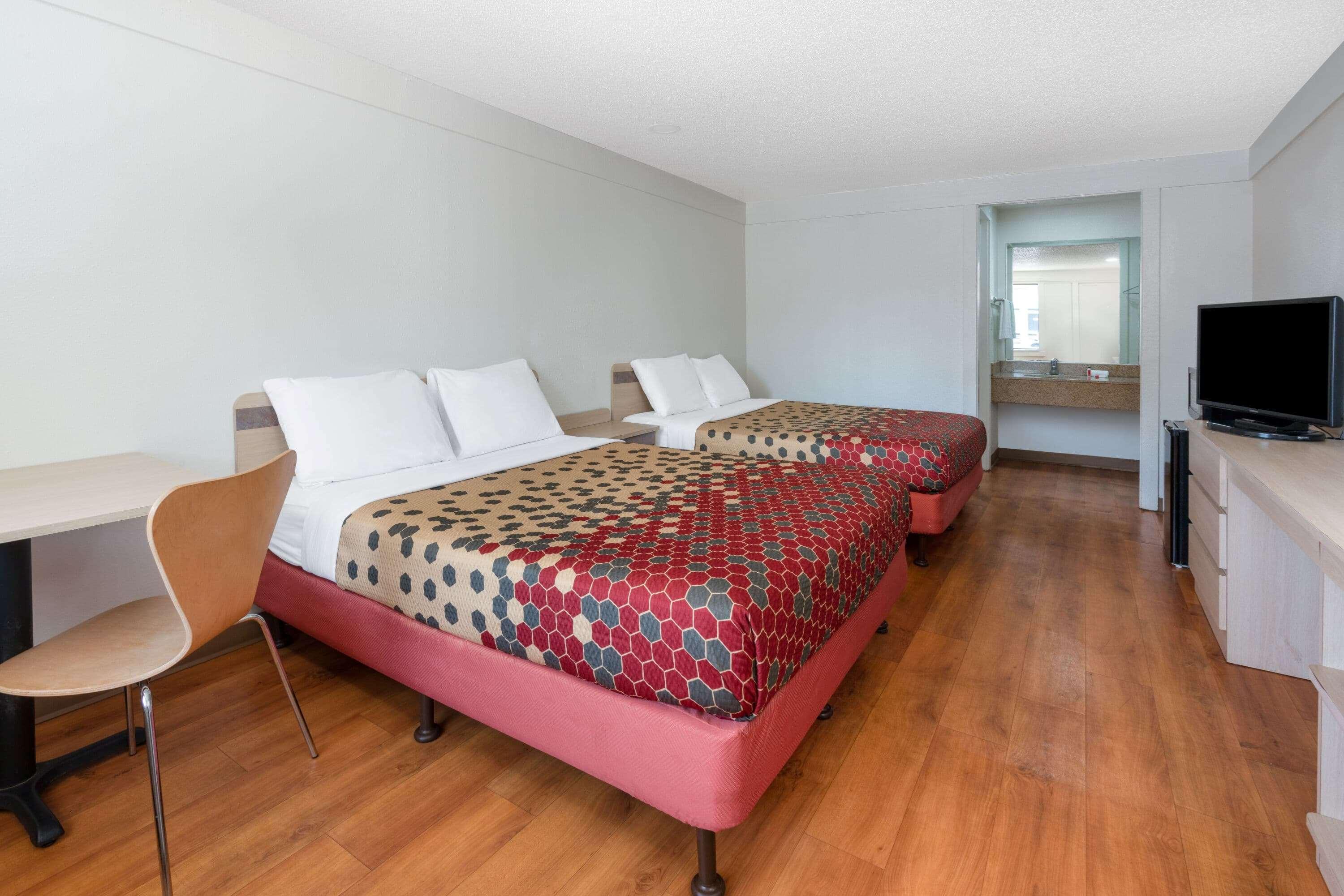 2 Queen Beds - Non-Smoking, Micfridge