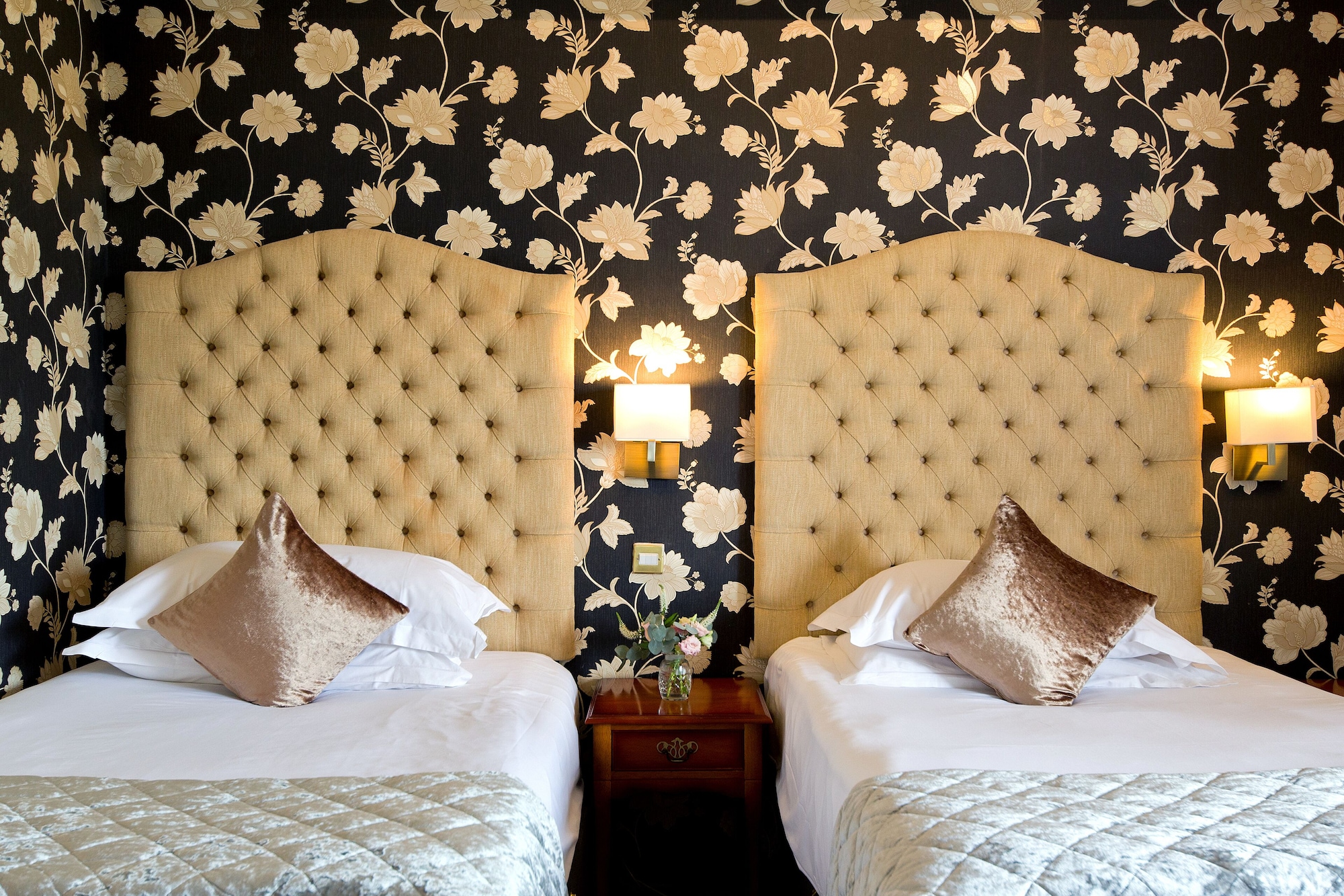 CLASSIC, TWIN BEDS