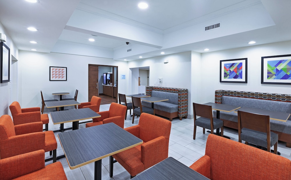 Holiday Inn Express Hotel Suites Jenks 53/72
