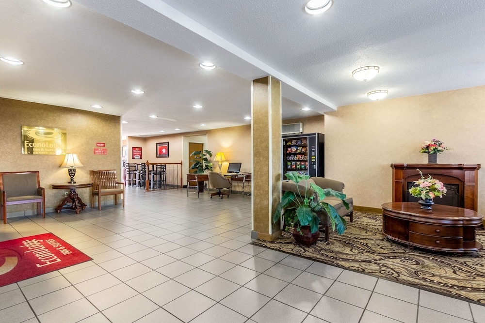 Econo Lodge Inn & Suites Evansville East 6/40