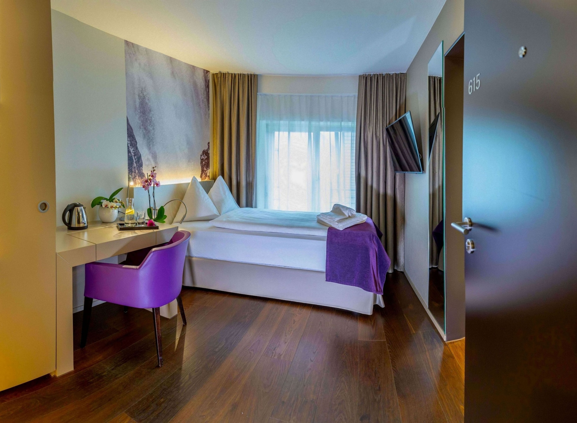ROOM, SINGLE