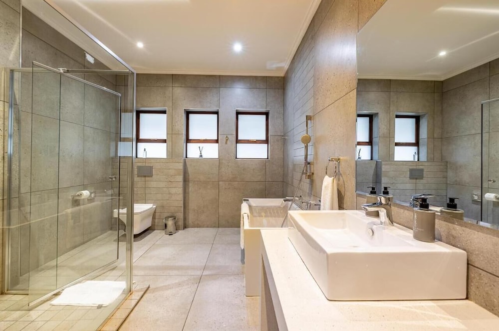 Sheppard Boutique Guesthouse 47/50