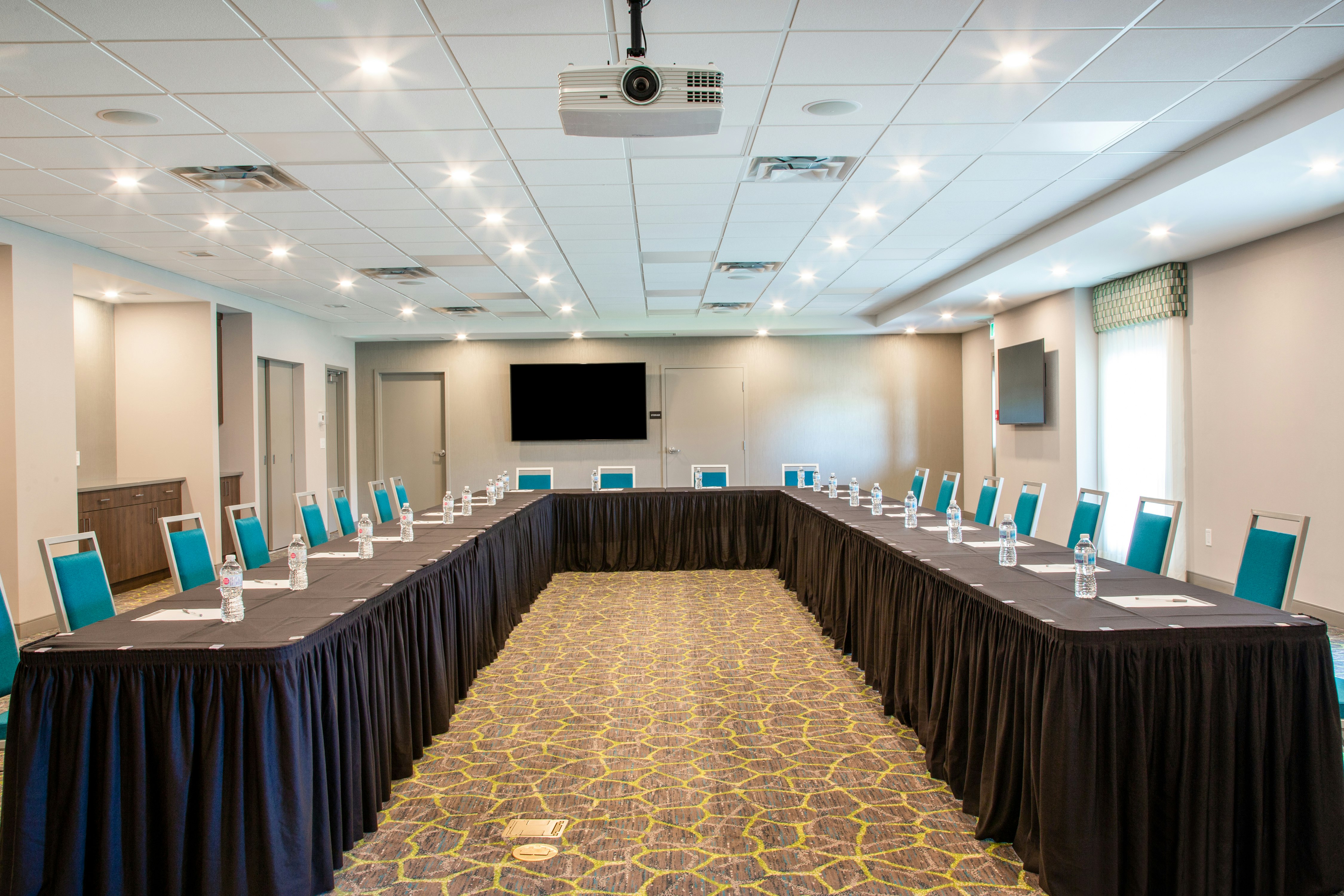 Hampton Inn and Suites Edmonton St. Albert, AB 16/24