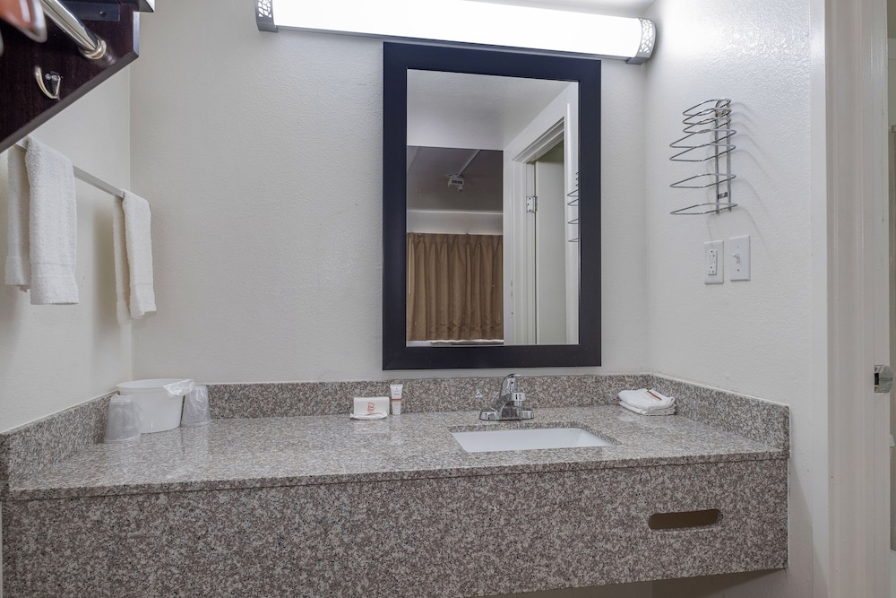 Red Roof Inn Suites Spartanburg I 85 24/33