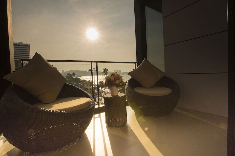 Serenotel Pattaya Beach Front 45/50