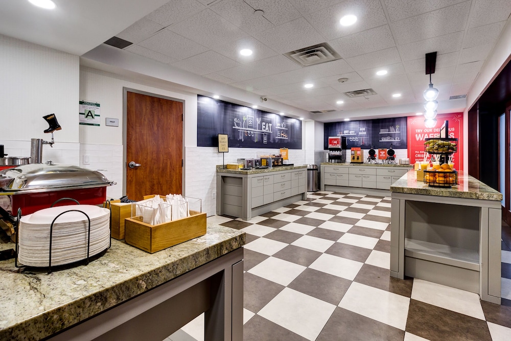 Lobby at HAMPTON INN SUITES BY HILTON BRANTFORD, BRANTFORD