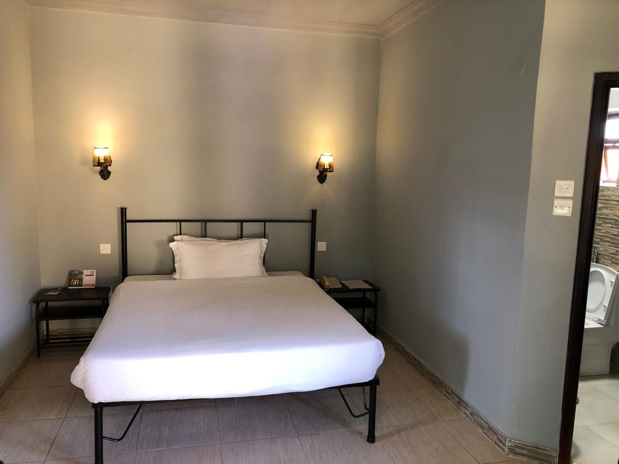 ECONOMY, QUEEN BED