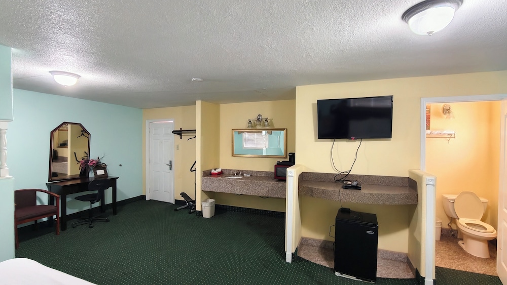 Sunset Lodge Elgin near US 290 by Hotel O 22/47