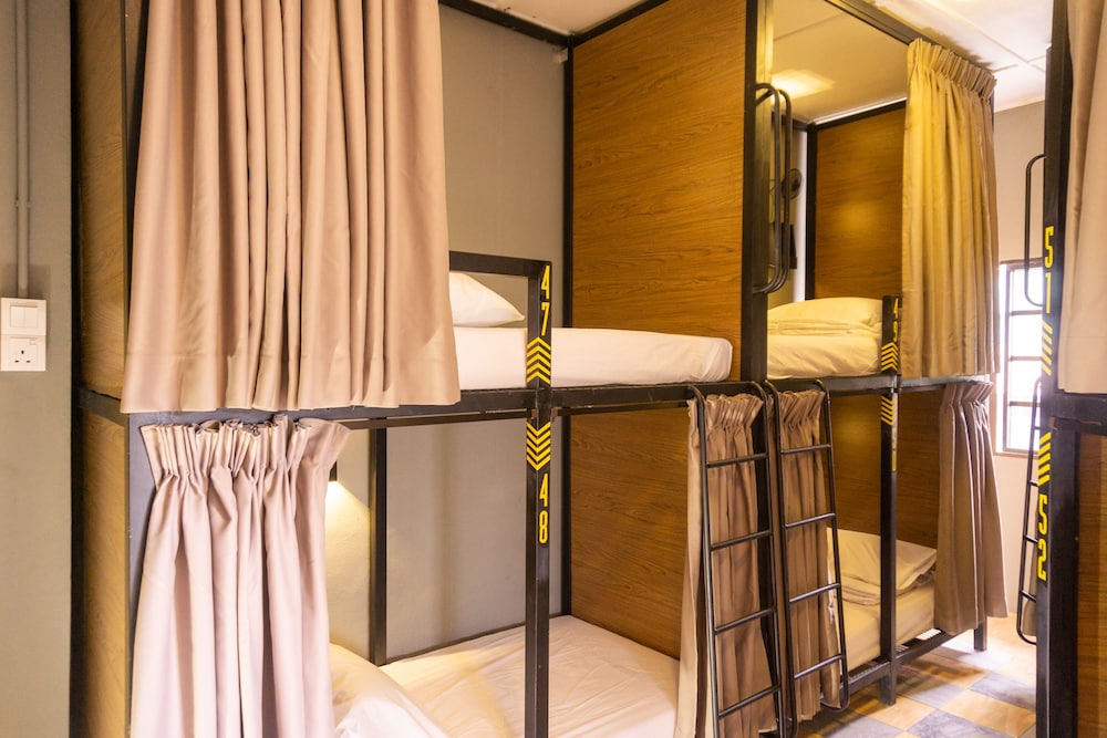 Traveller Bunker Hostel 20/45