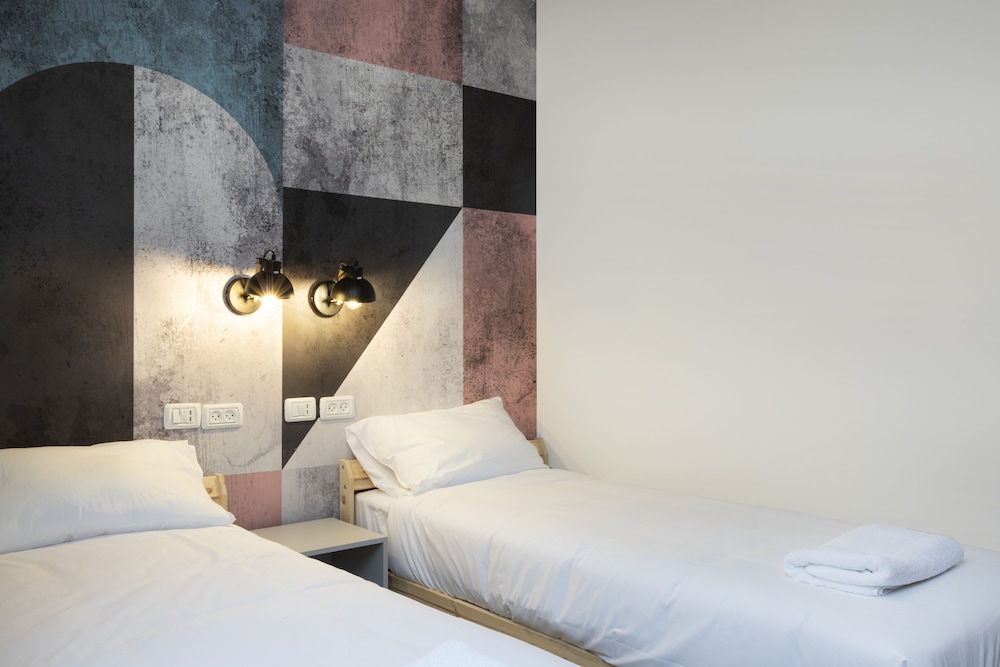 ROOM, TWIN BEDS, SHARED BATHROOM