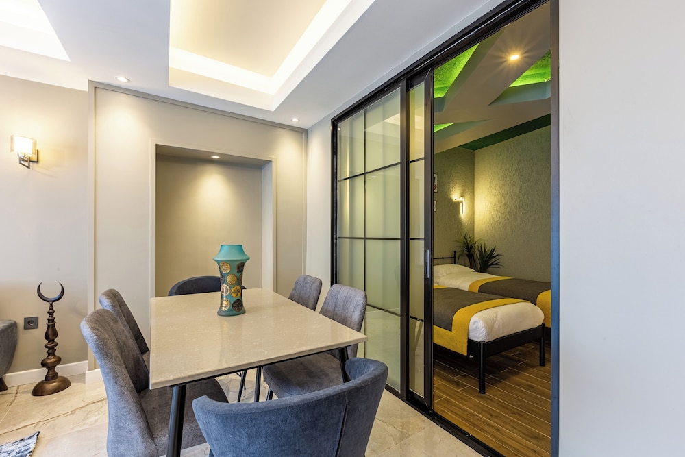 Hotel Seraglio 34/70